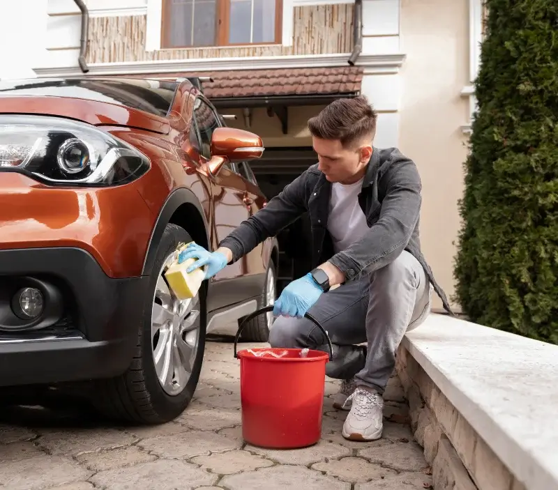 Lavage auto à domicile Saint-Constant-Fournoulès : professionnel intervenant sur un véhicule